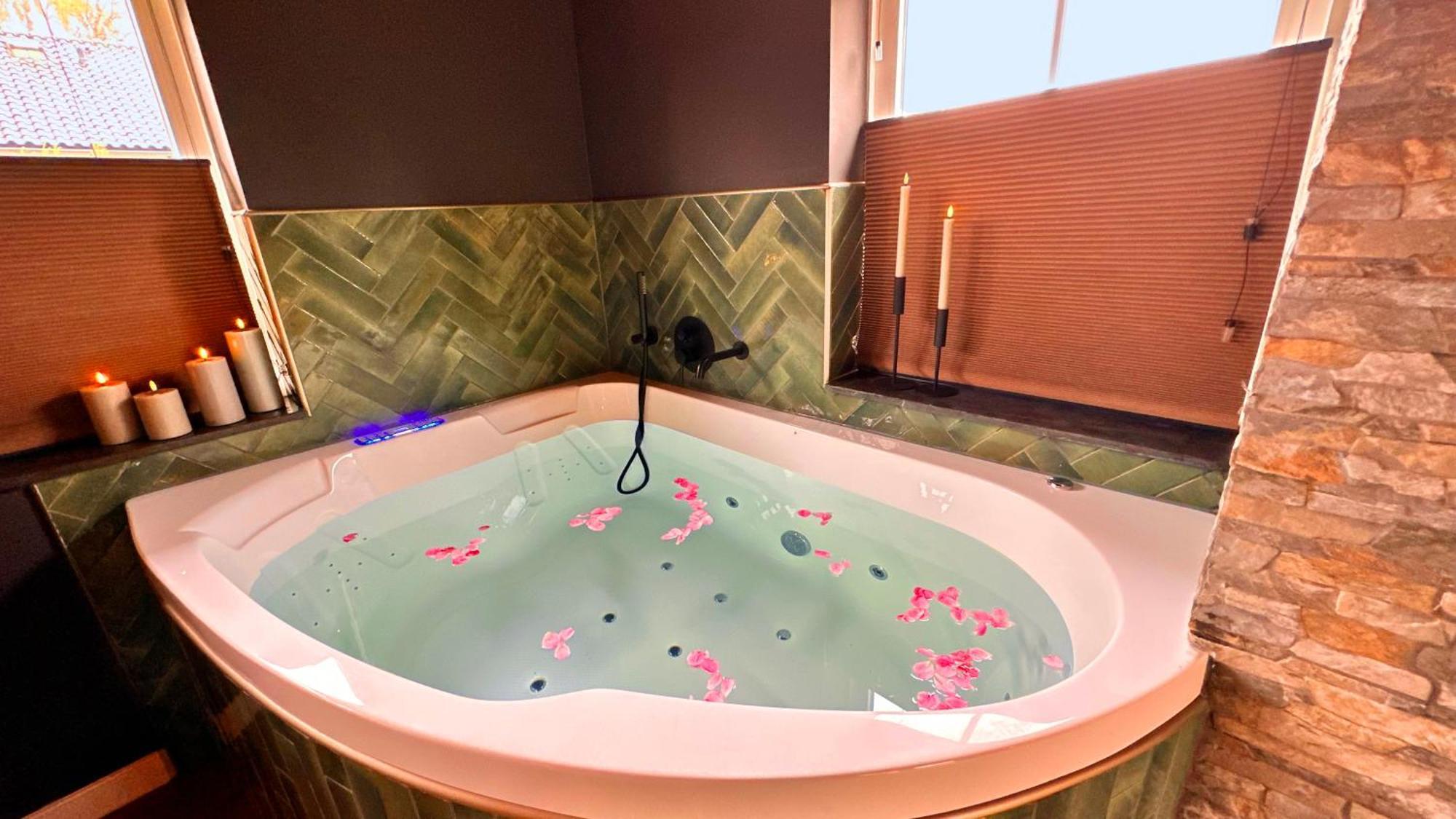 Wellness Tuin - Ultieme Partner Beleving - St Hubertus Suite Met Jacuzzi ,Openhaard, Prive Hottub En Prive Sauna In Jachthut Stijl Horst Dış mekan fotoğraf