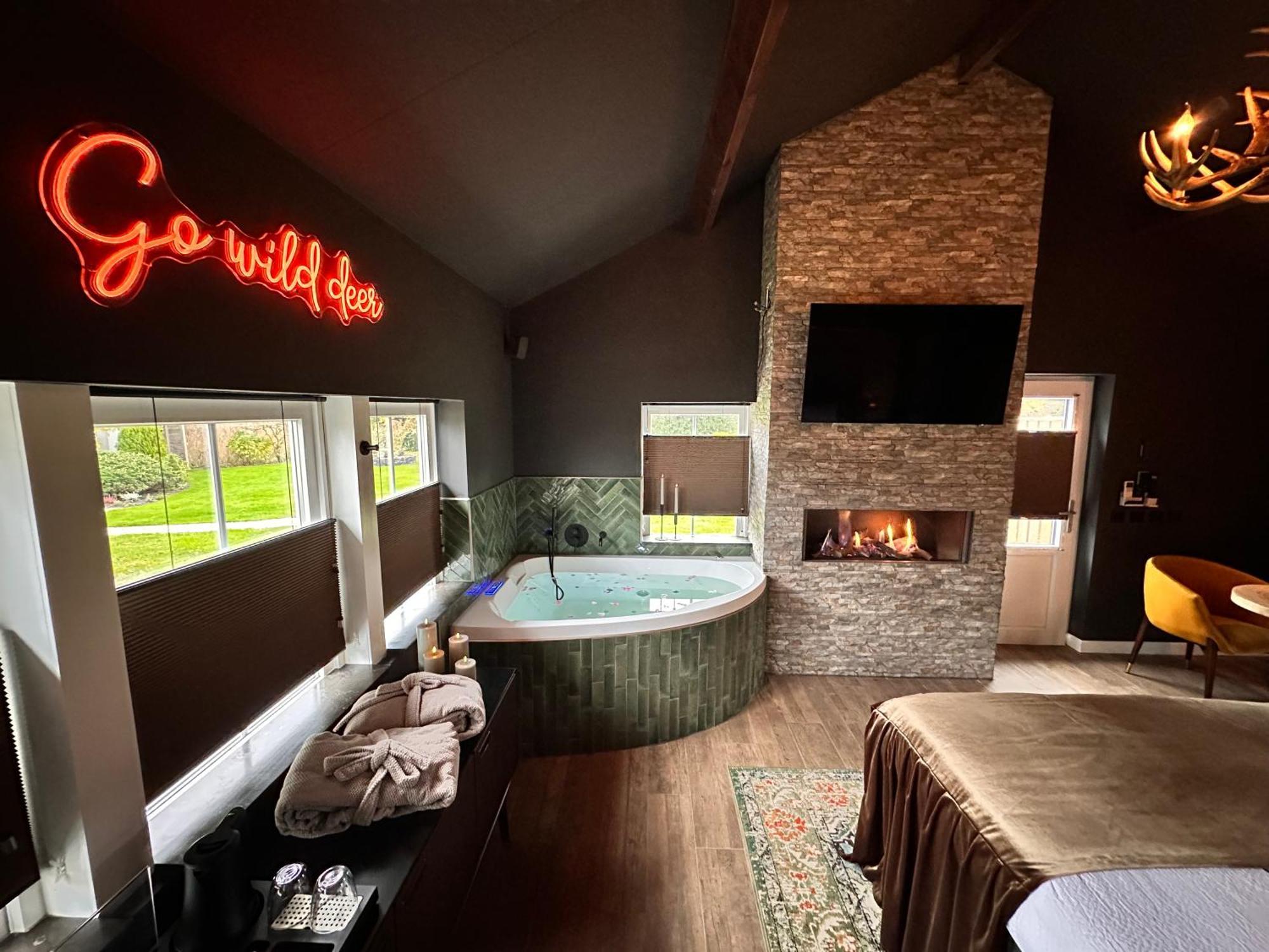 Wellness Tuin - Ultieme Partner Beleving - St Hubertus Suite Met Jacuzzi ,Openhaard, Prive Hottub En Prive Sauna In Jachthut Stijl Horst Dış mekan fotoğraf