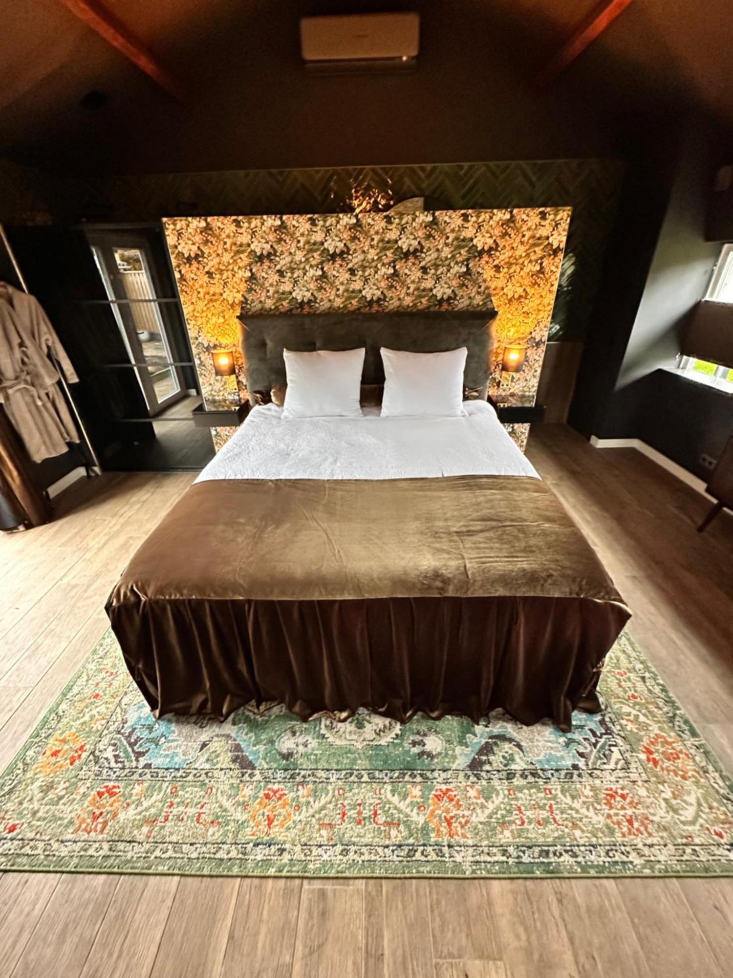 Wellness Tuin - Ultieme Partner Beleving - St Hubertus Suite Met Jacuzzi ,Openhaard, Prive Hottub En Prive Sauna In Jachthut Stijl Horst Dış mekan fotoğraf