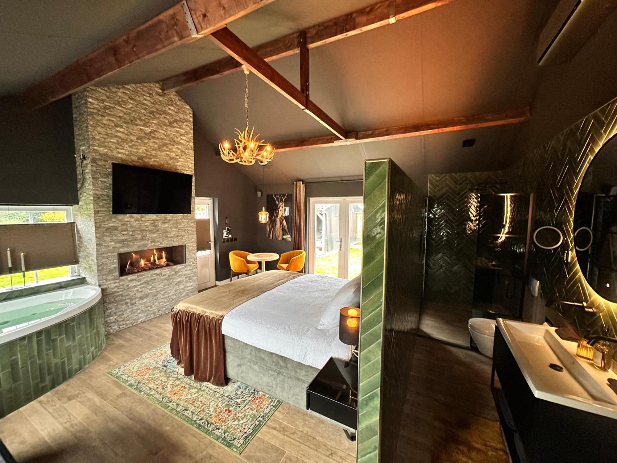 Wellness Tuin - Ultieme Partner Beleving - St Hubertus Suite Met Jacuzzi ,Openhaard, Prive Hottub En Prive Sauna In Jachthut Stijl Horst Dış mekan fotoğraf