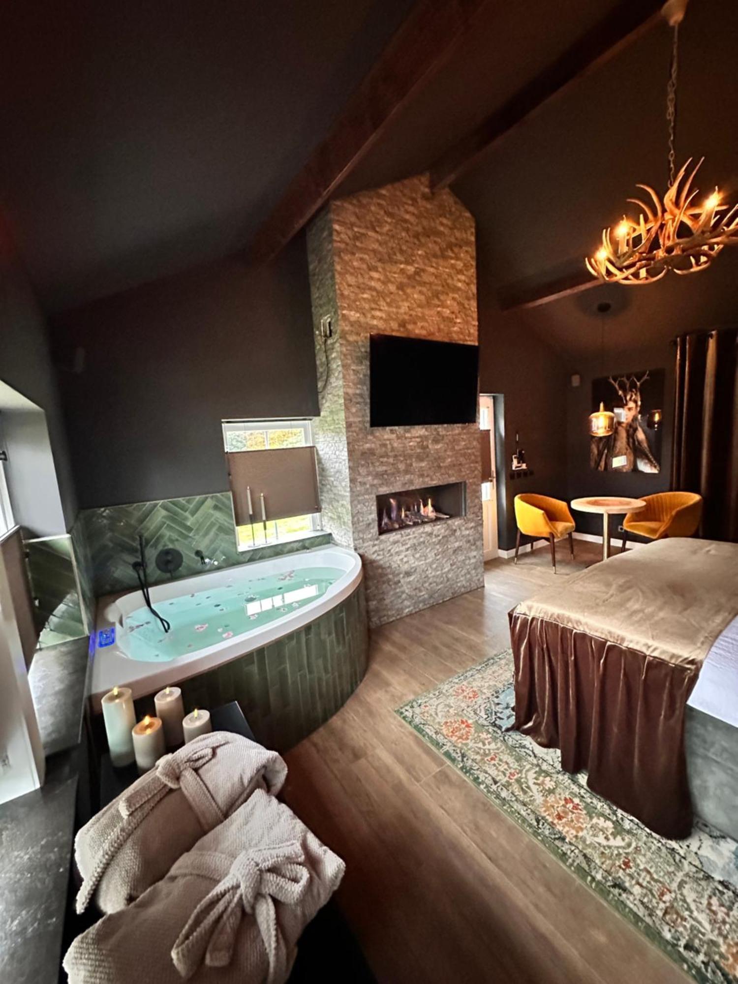 Wellness Tuin - Ultieme Partner Beleving - St Hubertus Suite Met Jacuzzi ,Openhaard, Prive Hottub En Prive Sauna In Jachthut Stijl Horst Dış mekan fotoğraf