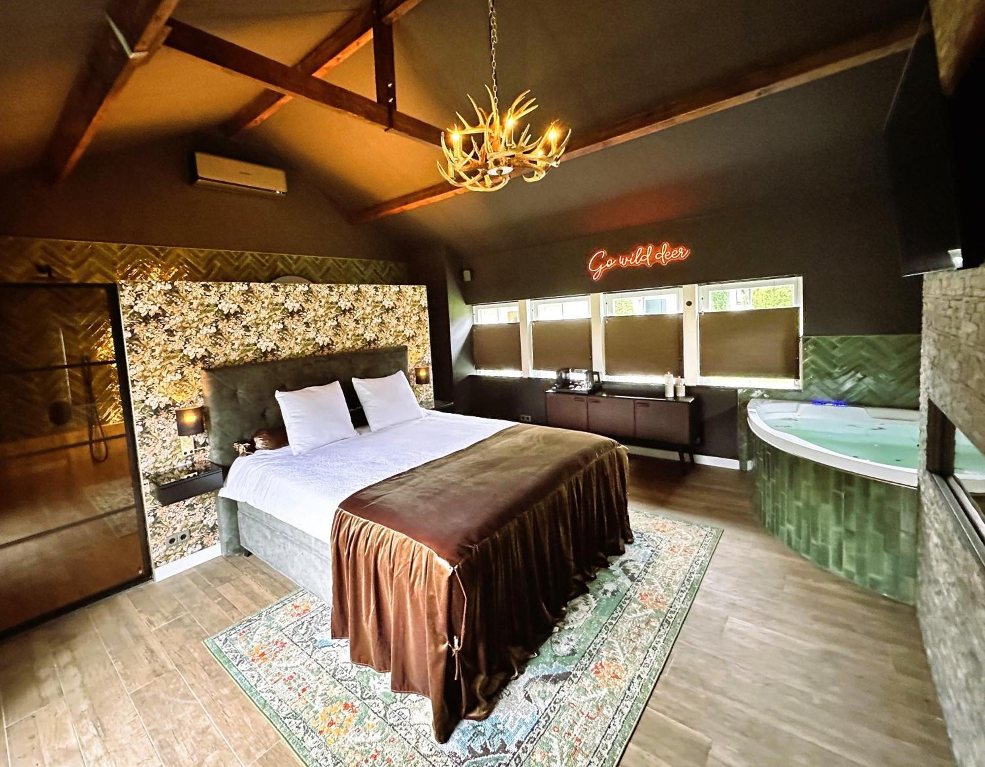 Wellness Tuin - Ultieme Partner Beleving - St Hubertus Suite Met Jacuzzi ,Openhaard, Prive Hottub En Prive Sauna In Jachthut Stijl Horst Dış mekan fotoğraf